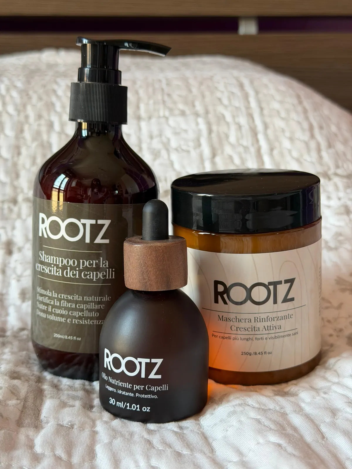 I flaconi ROOTZ appoggiati sul mobile del bagno di una cliente