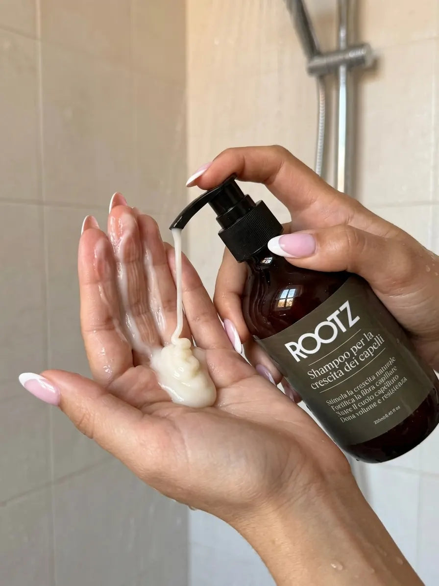 Sotto la doccia, una dose di shampoo ROOTZ versata sul palmo della mano