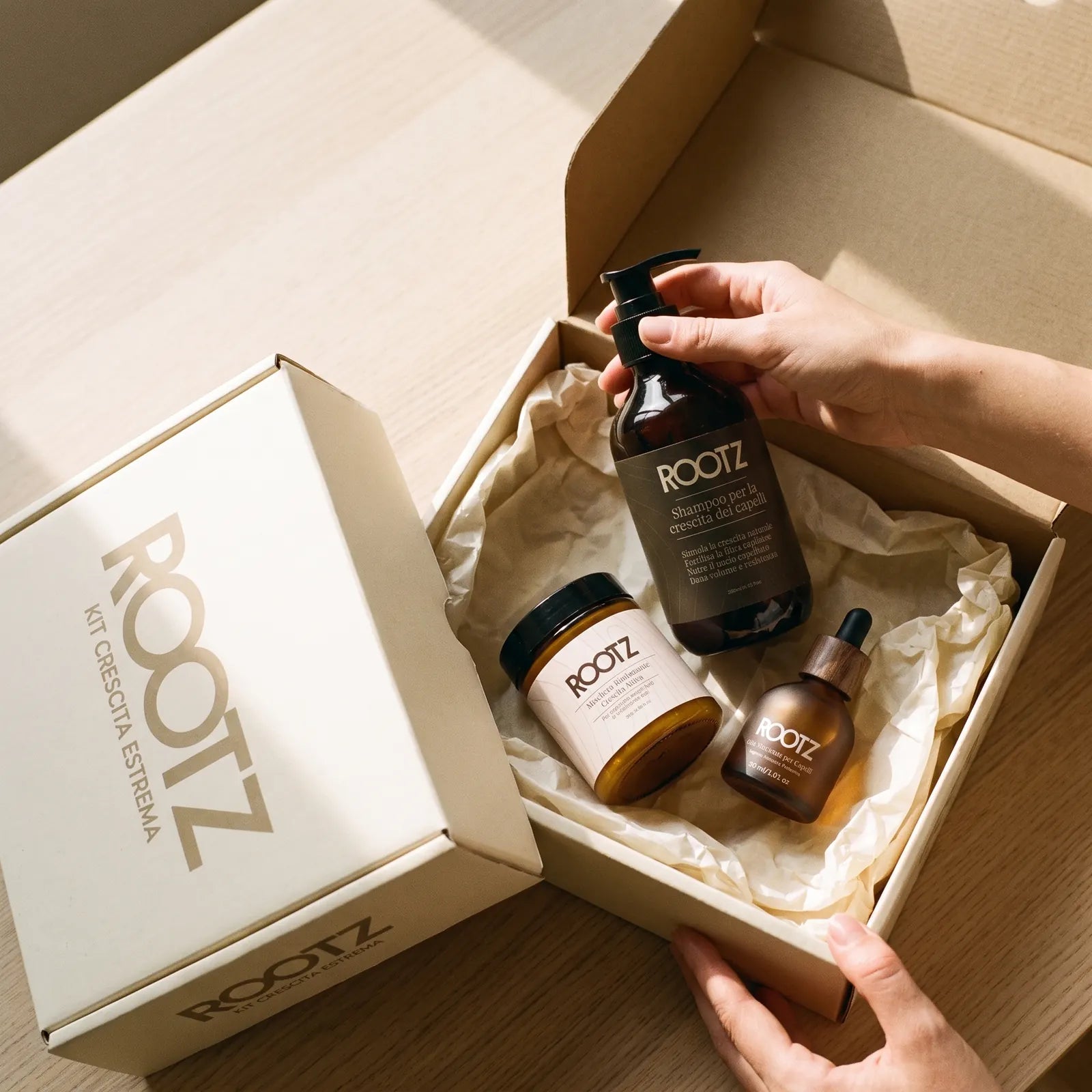 La confezione ROOTZ chiusa con dentro shampoo, maschera e olio